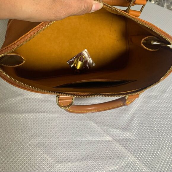 LOUIS VUITTON Authentic Epi Alma PM - Picture 12 of 15